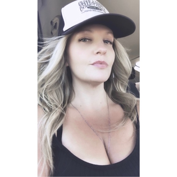 Meet your Posher, Amandolyn - Picture 6 of 6